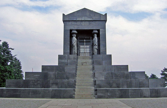 Image:Monument to the Unknown Hero Avala1.jpg