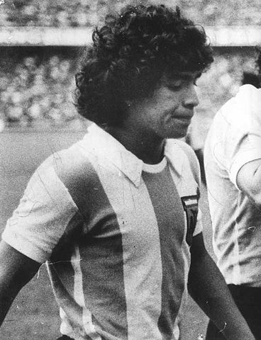 Image:Maradona 1977 debut.jpg