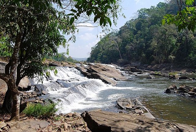 Image:Vazhachal-falls1.jpg