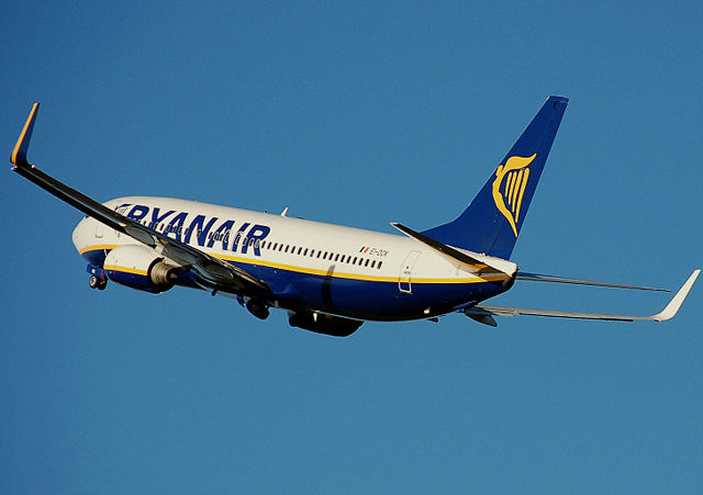 Image:Ryanair.b737-800.aftertakeoff.arp.jpg