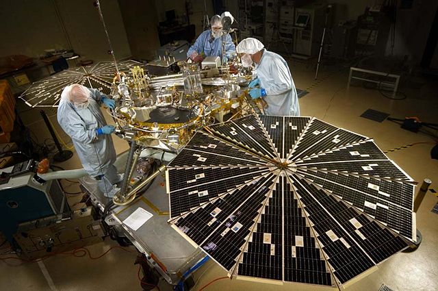 Image:Phoenix Mars Lander in testing PIA01885.jpg