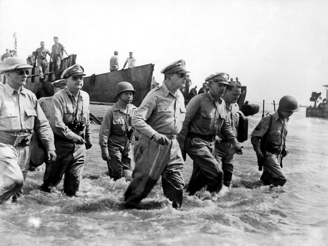 Image:Douglas MacArthur lands Leyte1.jpg
