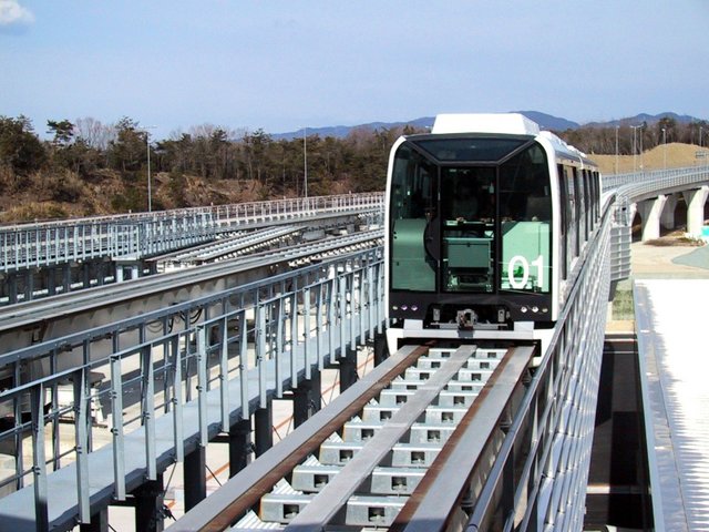 Image:Linimo approaching Banpaku Kinen Koen, towards Fujigaoka Station.jpg