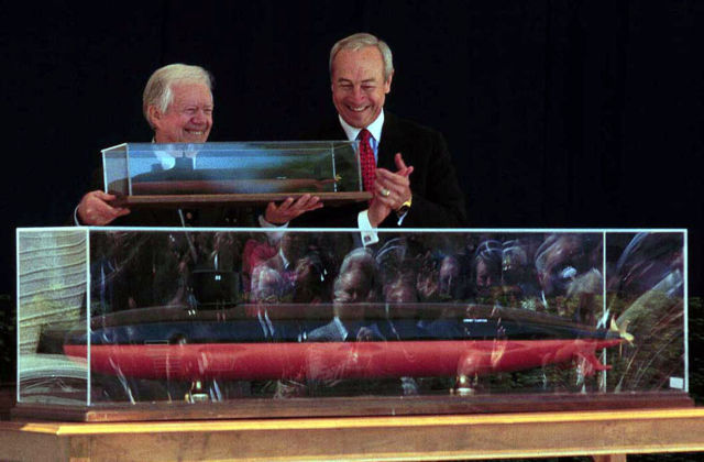 Image:Jimmy Carter with model of SSN-23.jpg