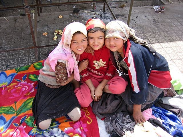 Image:Khotan-mercado-chicas-d001.jpg