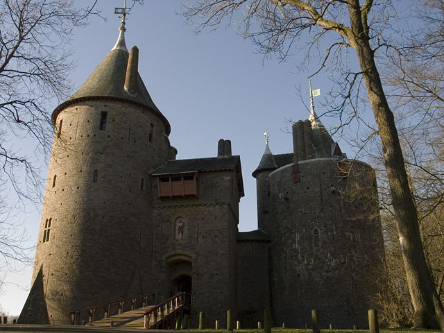 Image:Castell Coch frontside January midday.jpg