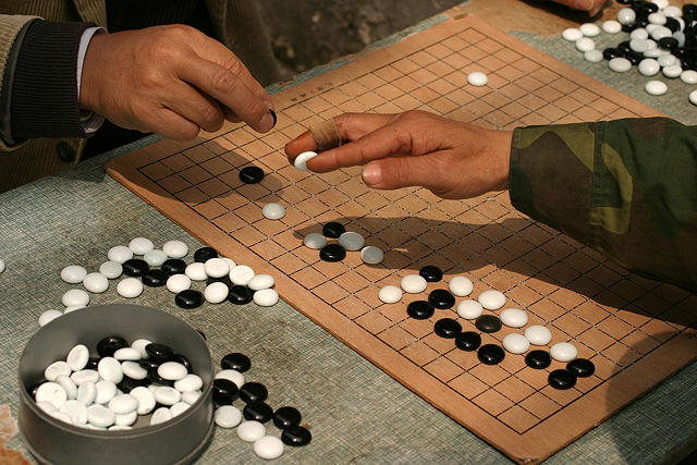 Image:Playing weiqi in Shanghai.jpg