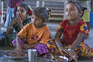 3 girls eating Akkampettai