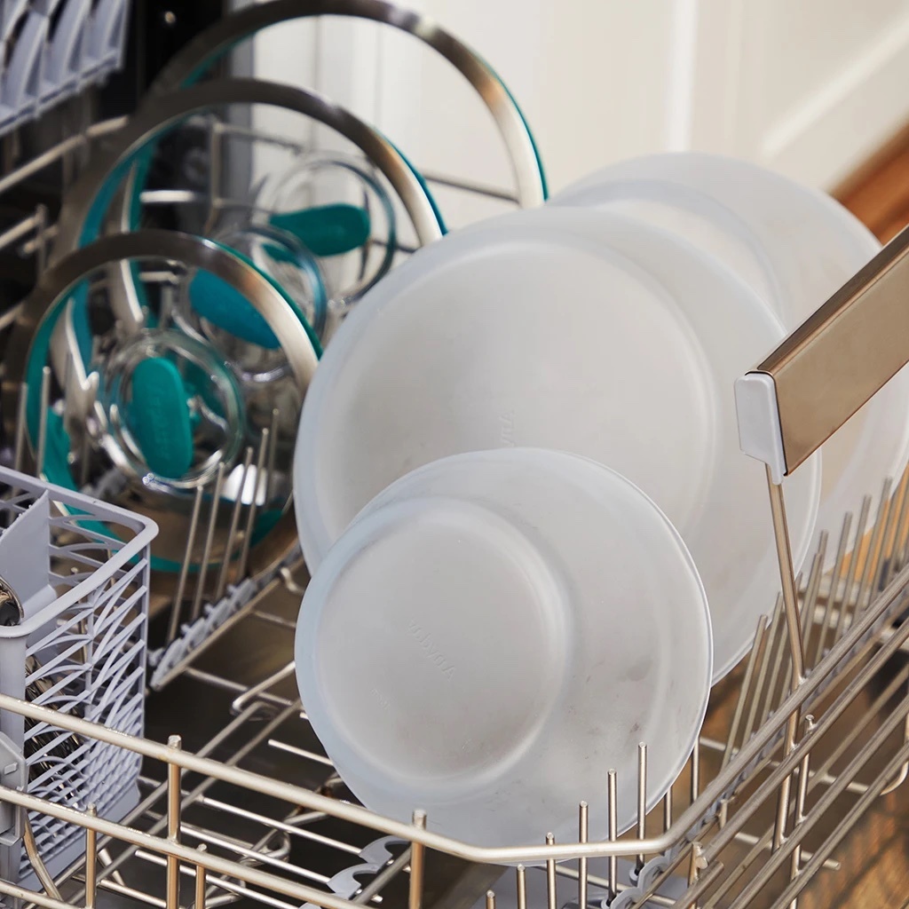 The bowls and lids are dishwasher safe.