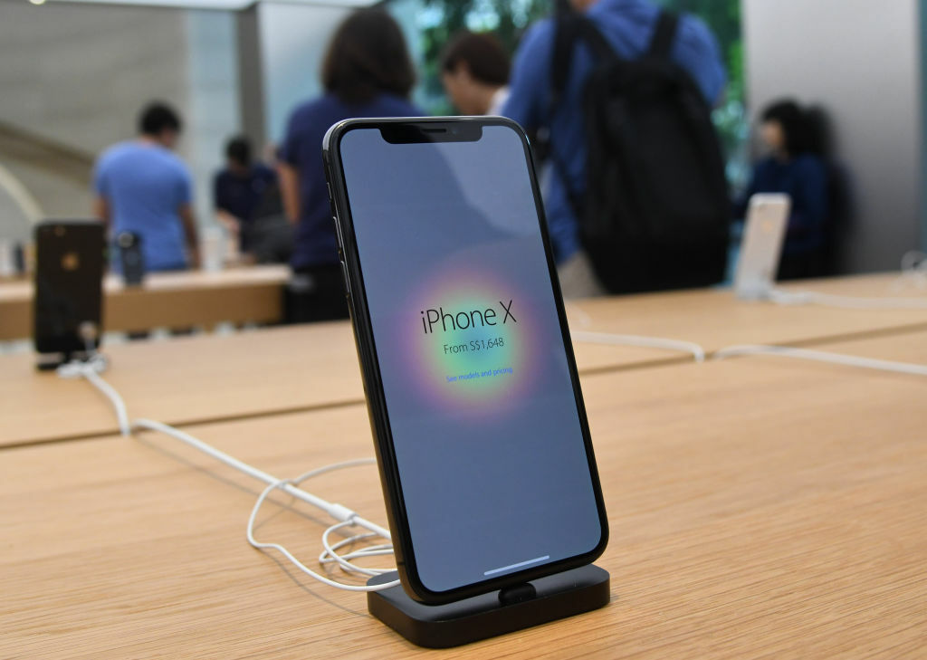 Image of iPhone X on display at an Apple Store