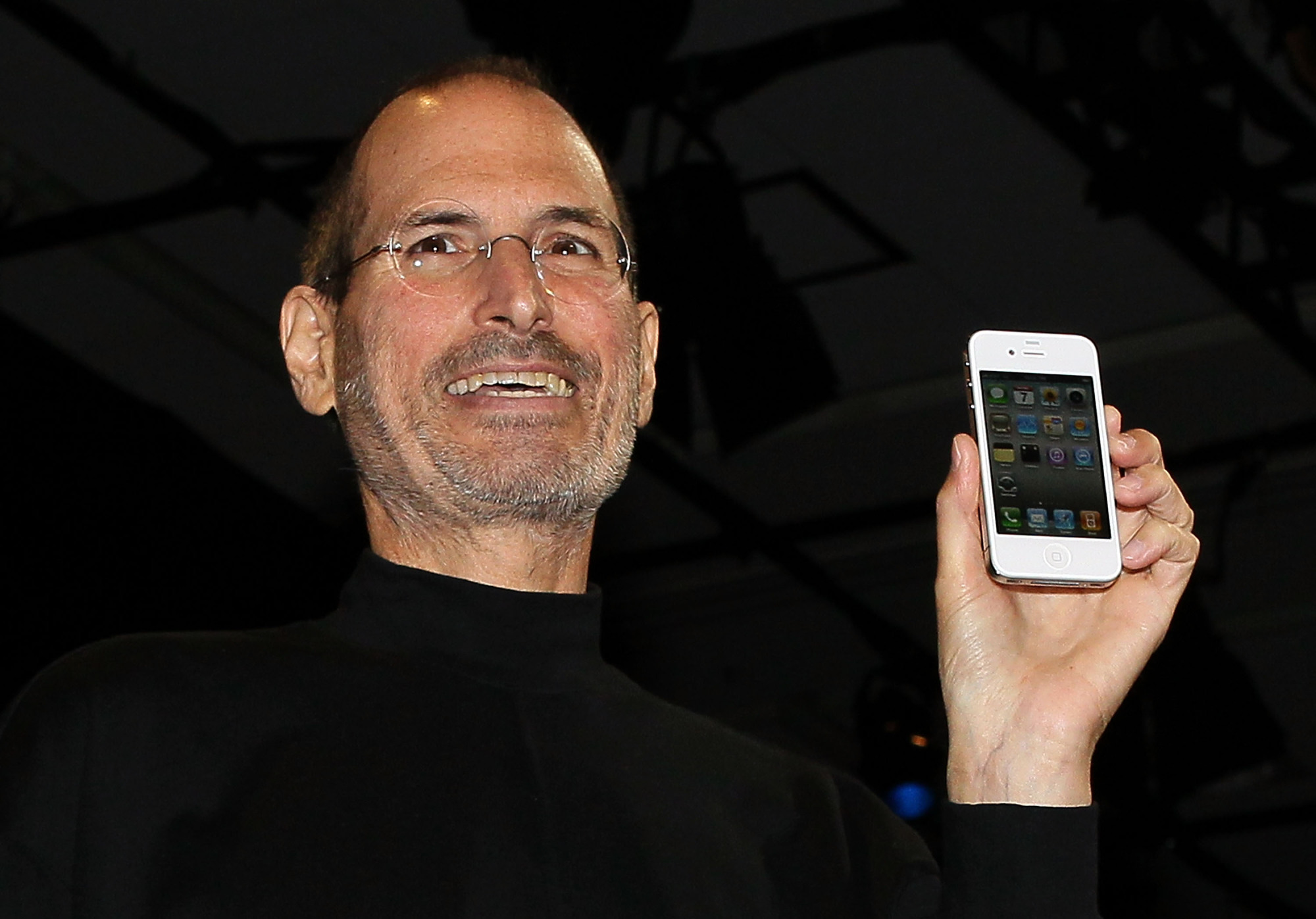 Image of Steve Jobs holding up the iPhone 4