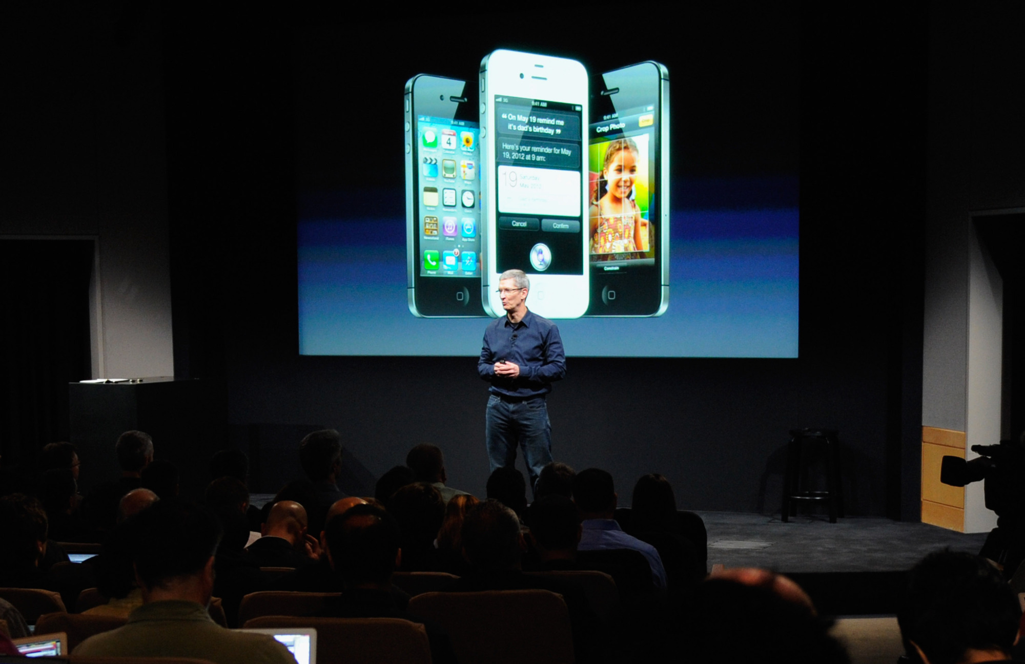 Image of Tim Cook introducing the iPhone 4S