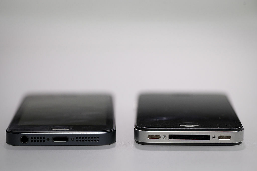 Image of side-by-side comparison of iPhone 5 and iPhone 4