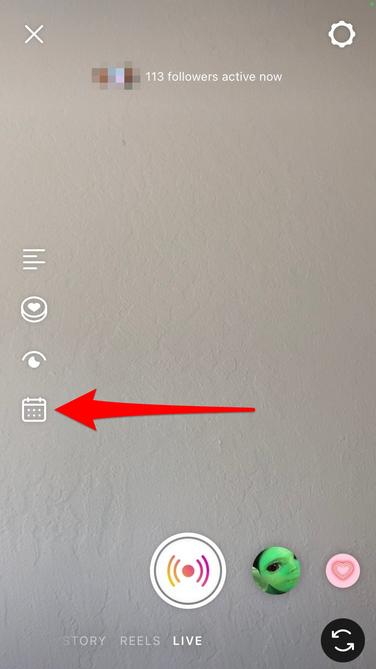 Arrow pointing to white calendar icon.
