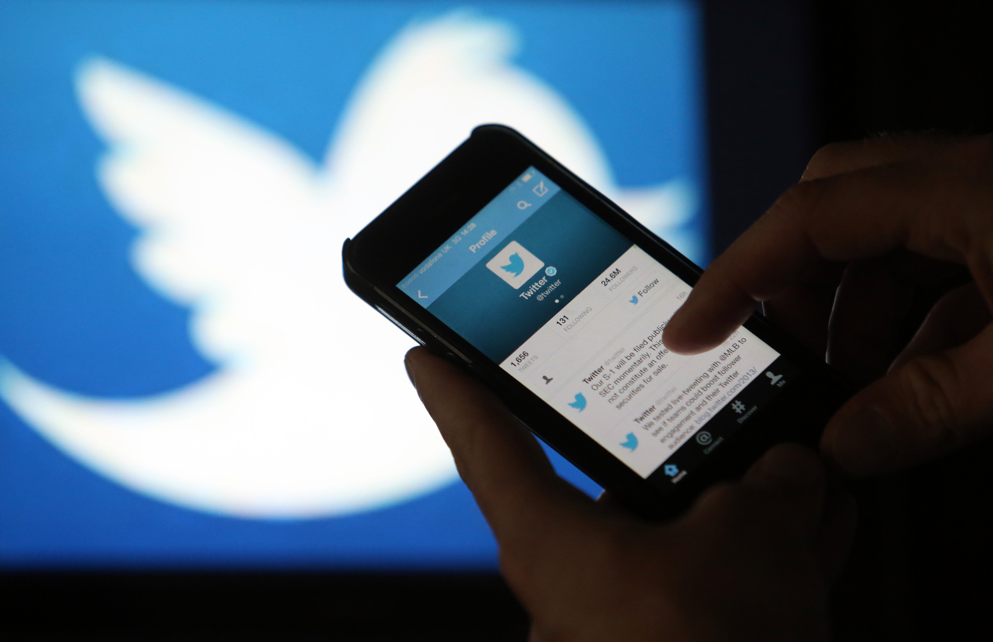 A person scrolls through the official Twitter account.