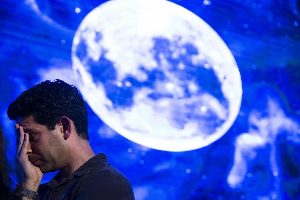 man reacting to Israel's failed Beresheet lunar landing