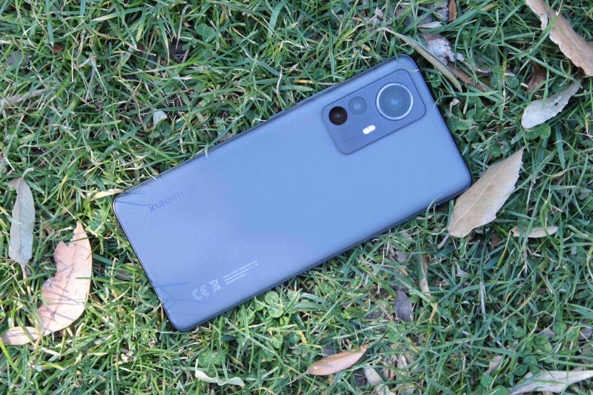 A photo of the Xiaomi 12 Pro lying on the grass.