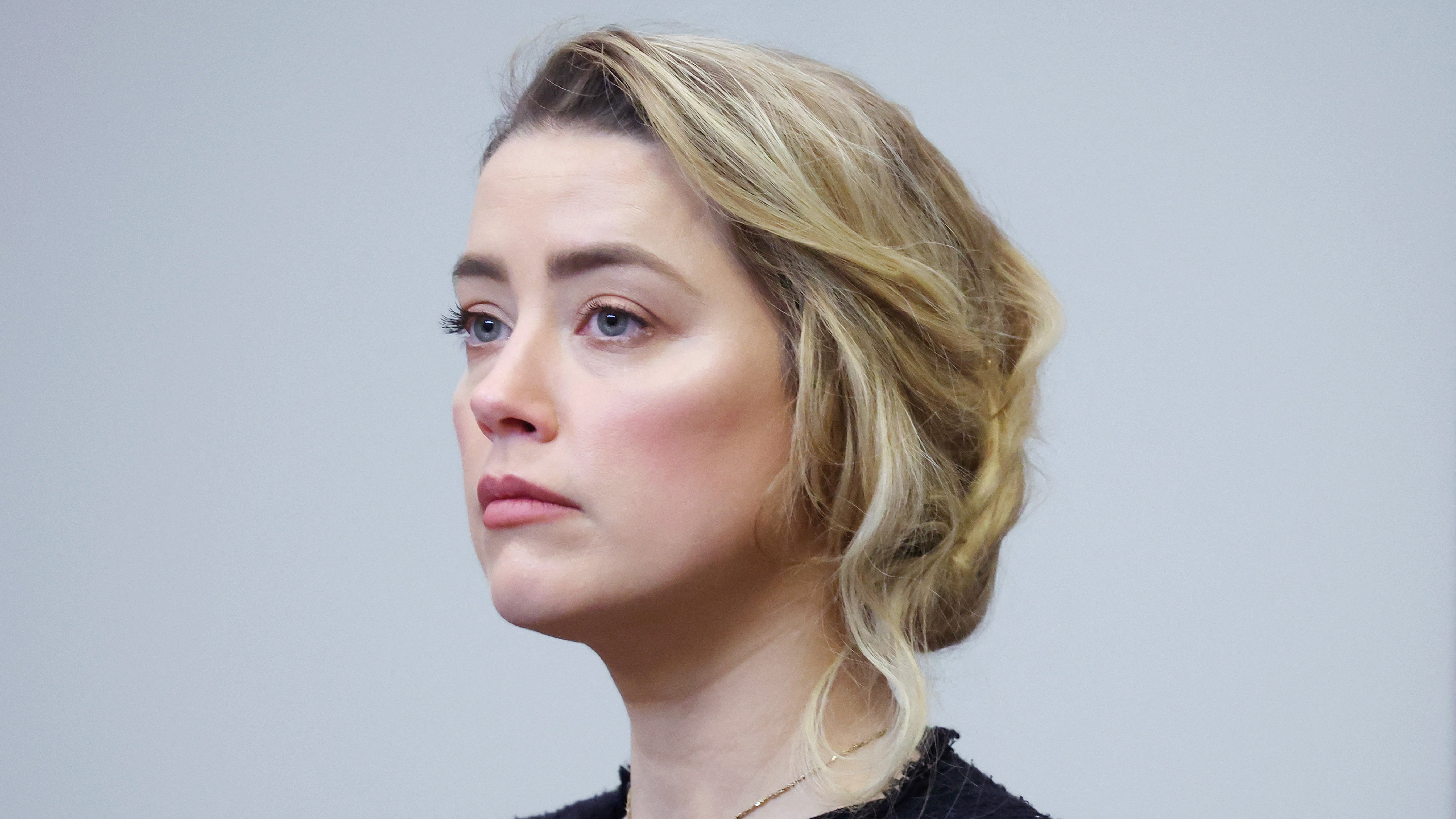 Actress Amber Heard looks solemnly ahead at the defamation trial Heard vs. Depp. 
