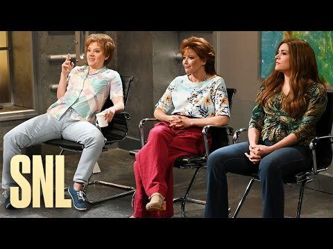 kate mckinnon with cecily strong and natasha lyonne playing alien abductees