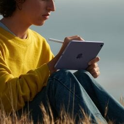person writing with apple pencil and ipad mini 