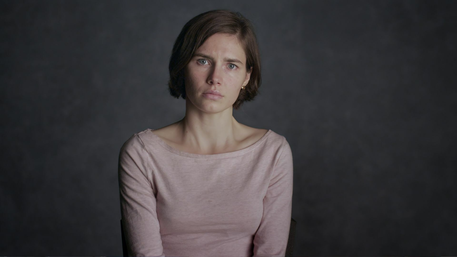 Amanda Knox faces the camera for an interview.