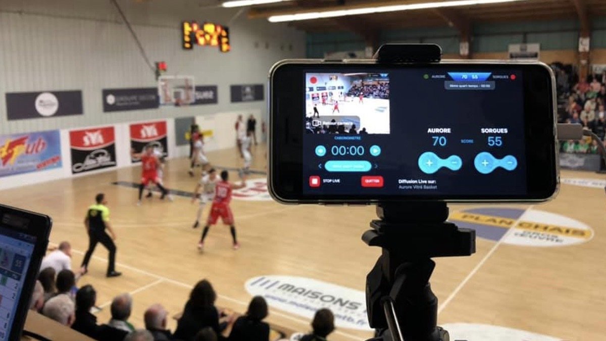 Person using Swish Live Streaming Basic Plan to stream a basketball game.