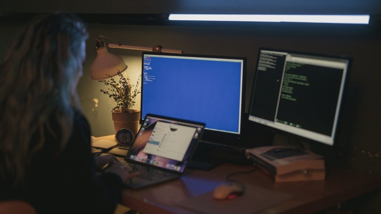 Multiple monitors in dark room