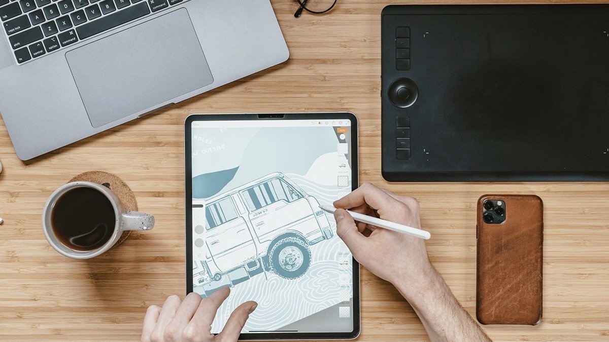 Person drawing on a tablet.