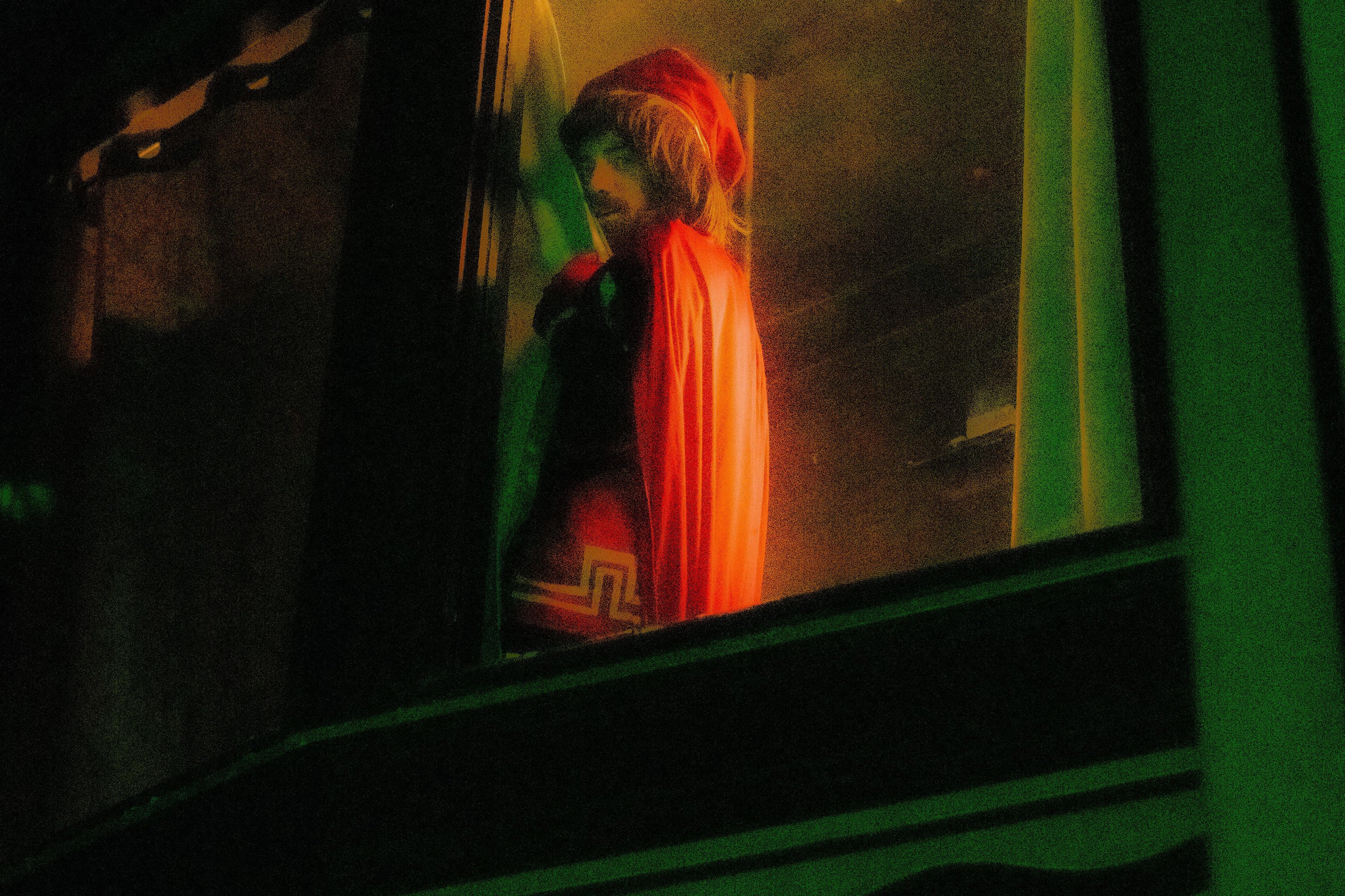 lord farquaad hiding behind curtains