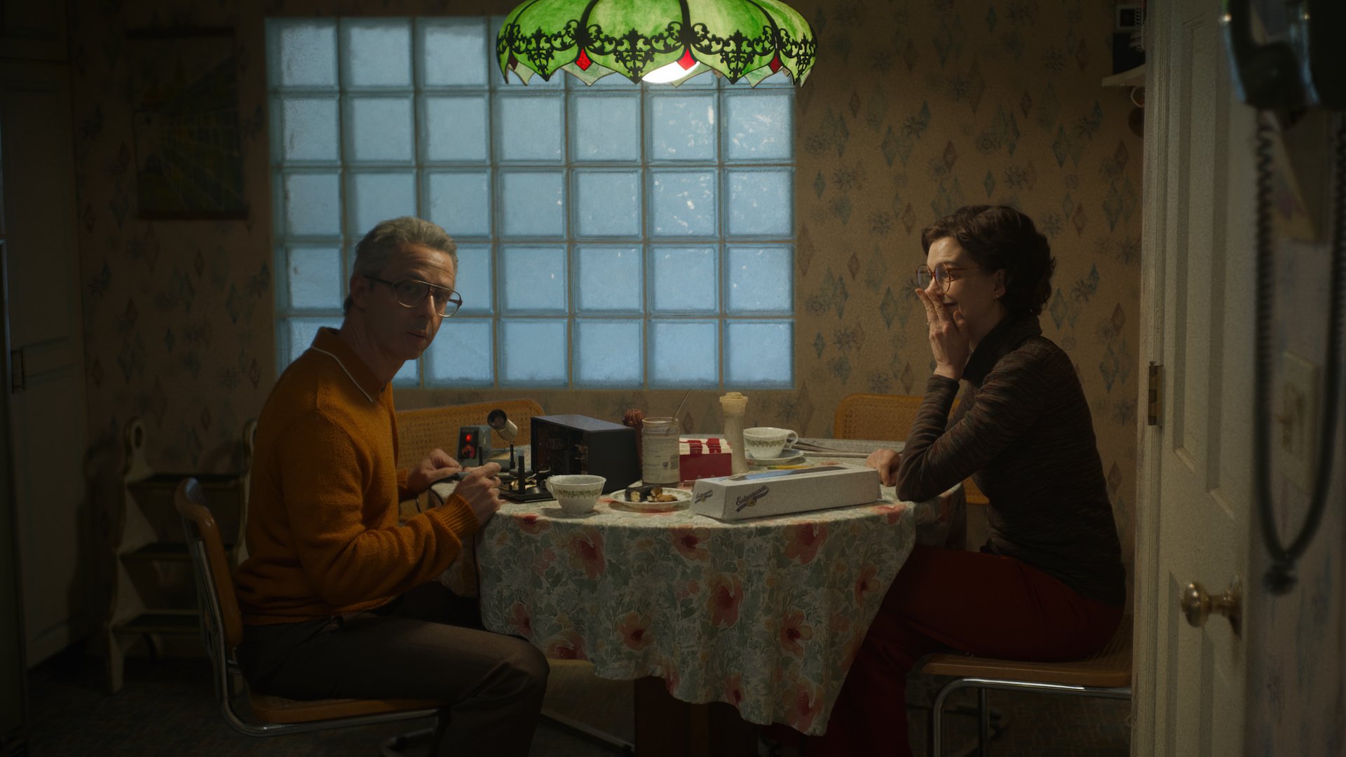 Jeremy Strong and Anne Hathaway in