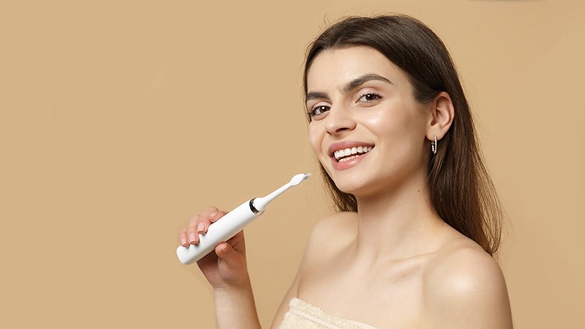 Person holding the Smile Idol™ X7 Sonic Toothbrush.