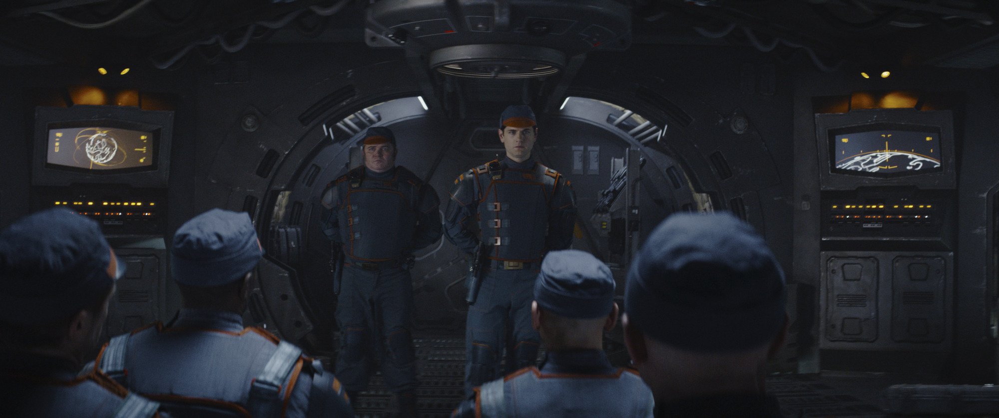 An officer talks to his soldiers, who are unenthusiastic.