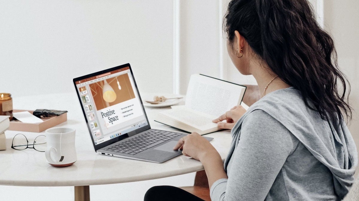 Person using the Microsoft Office Home and Business for Mac 2021 and the Premium Microsoft Office Training Bundle.