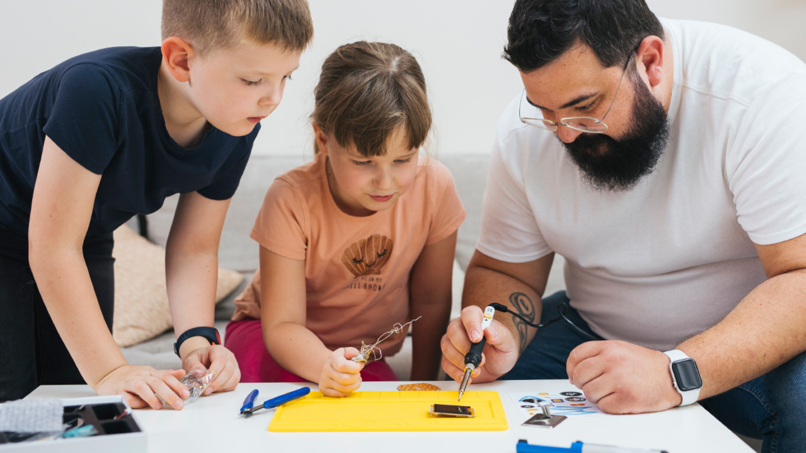 dad helping kids with diy circuitmess project