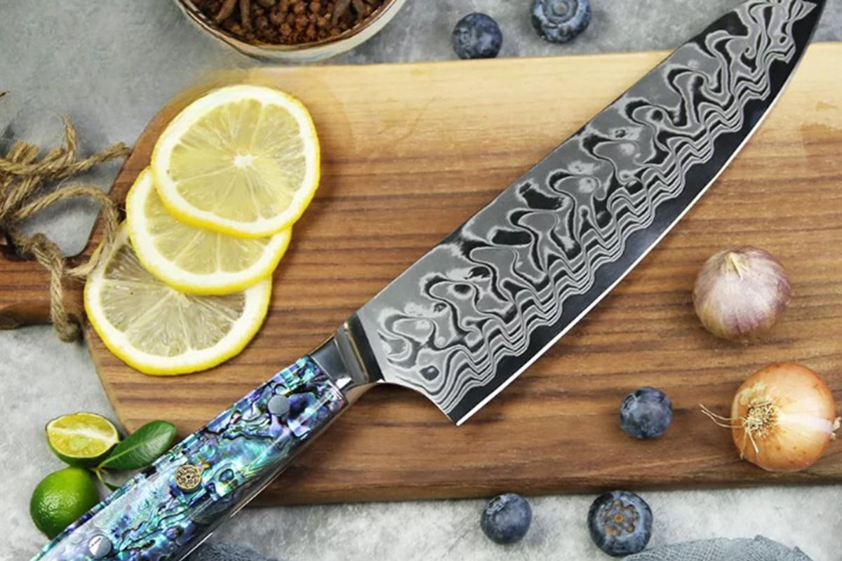 cutting board with slices of lemons and the master chef knife placed on top