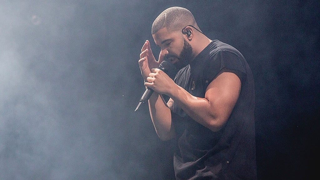 rapper drake holding his head on stage