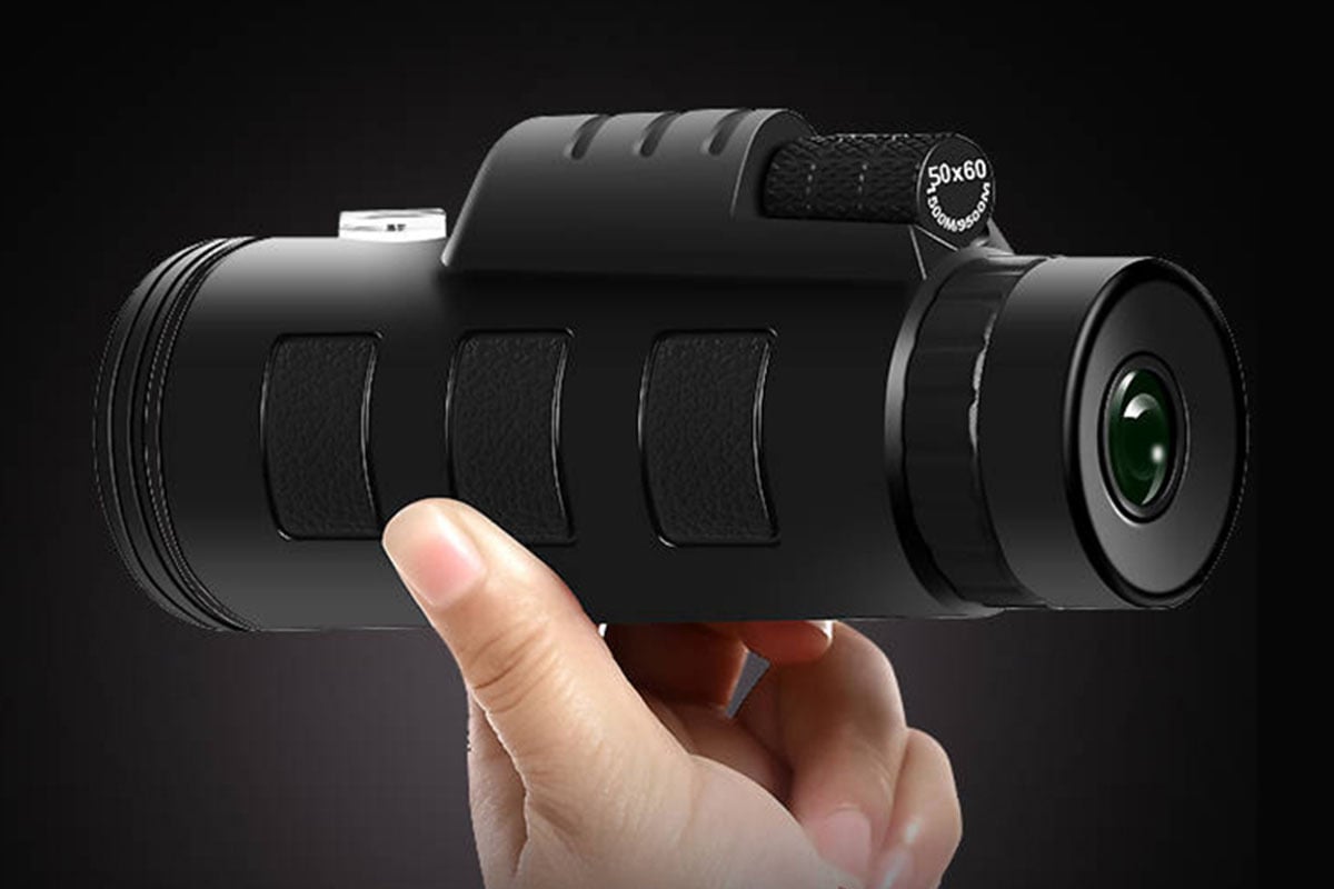 hand holding the telescope in black