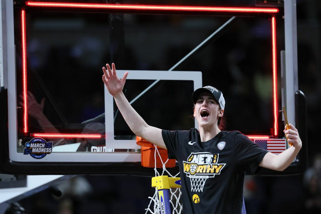 caitlin clark cutting down the nets 