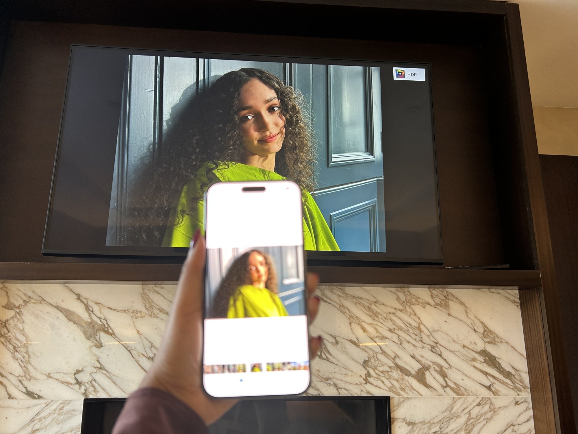 Photos app via screen mirroring on iPhone