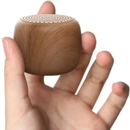 Person holding the Babelio portable sound machine